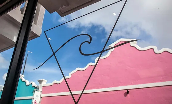Logo van de 'Moana' winkel in Bonaire, een winkel die kleding en surfkleding aanbiedt voor zowel vrouwen als mannen.