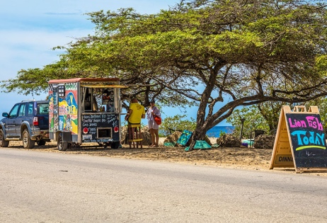 Een afbeelding van een foodtruck op donkey beach Bonaire