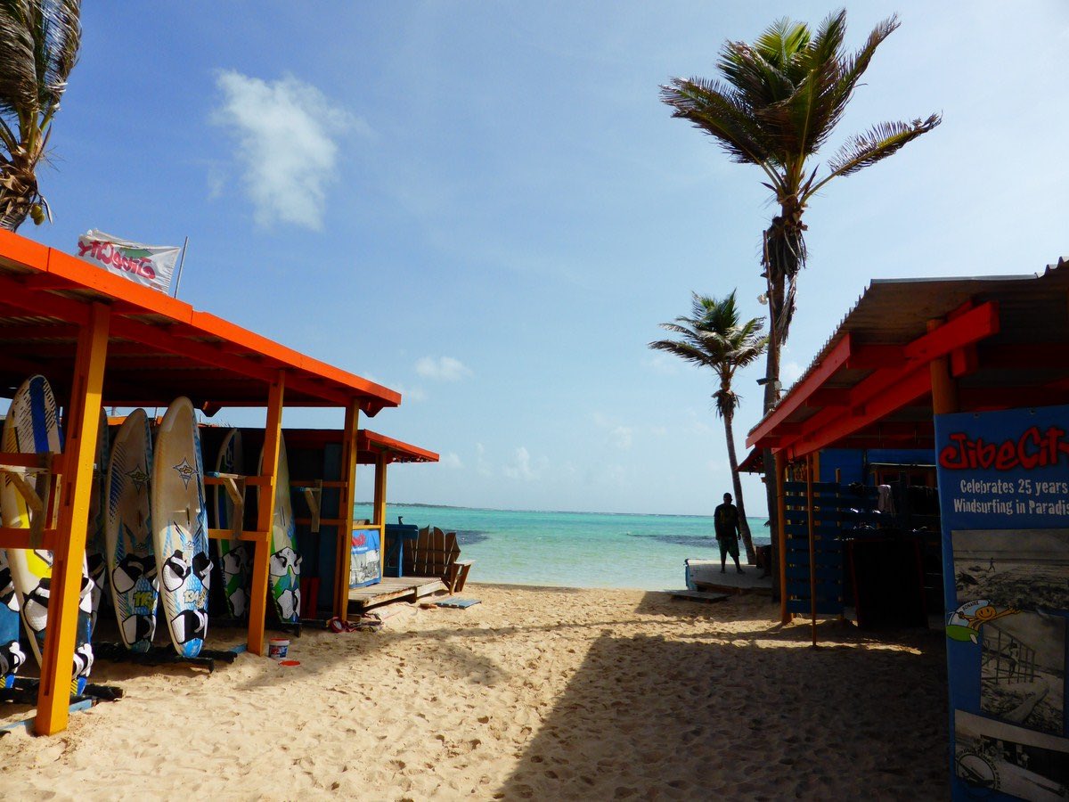 Een doorkijk naar lac bay in restaurant en beach club The hangout