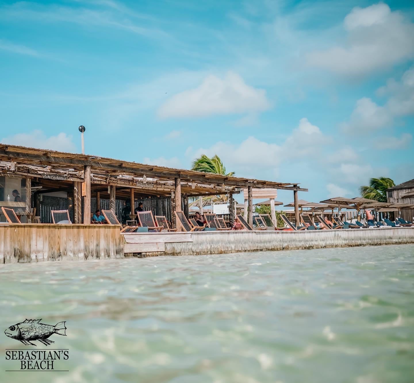 Sebastiaans beach gefotografeerd vanaf Lac Bay, een populaire baai op Bonaire