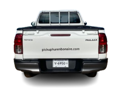 Achterkant van de driepersoons Toyota Hilux Low Deck, ideaal voor avontuurlijke ritten op Bonaire.