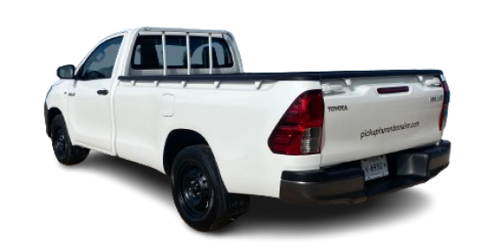 Gedetailleerde opname van de achterkant van de Toyota Hilux Low Deck Pickup, weerspiegelt de ruime laadruimte voor Bonaire's verkenningstochten.