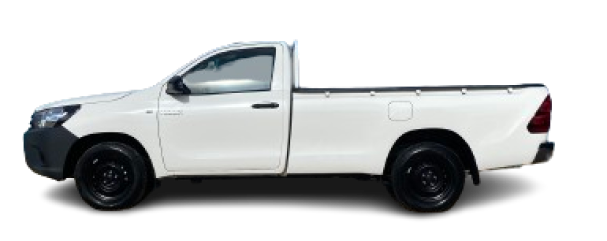 Elegante zijprofiel van de Toyota Hilux Low Deck, geschikt voor drie personen, in een natuurlijke omgeving op Bonaire.