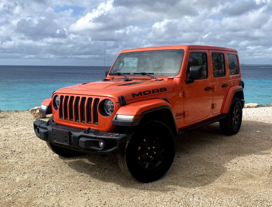 Jeep Wrangler zij-aanzicht op Bonaire, ruime en stijlvolle jeep.