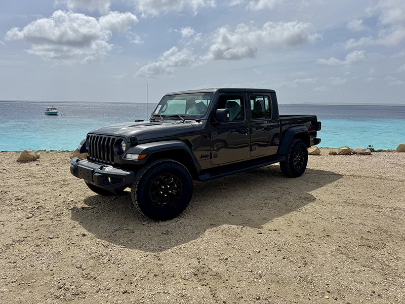 Zijaanzicht van de hoogwaardige Jeep Wrangler, ideaal voor de avontuurlijke wegen van Bonaire.
